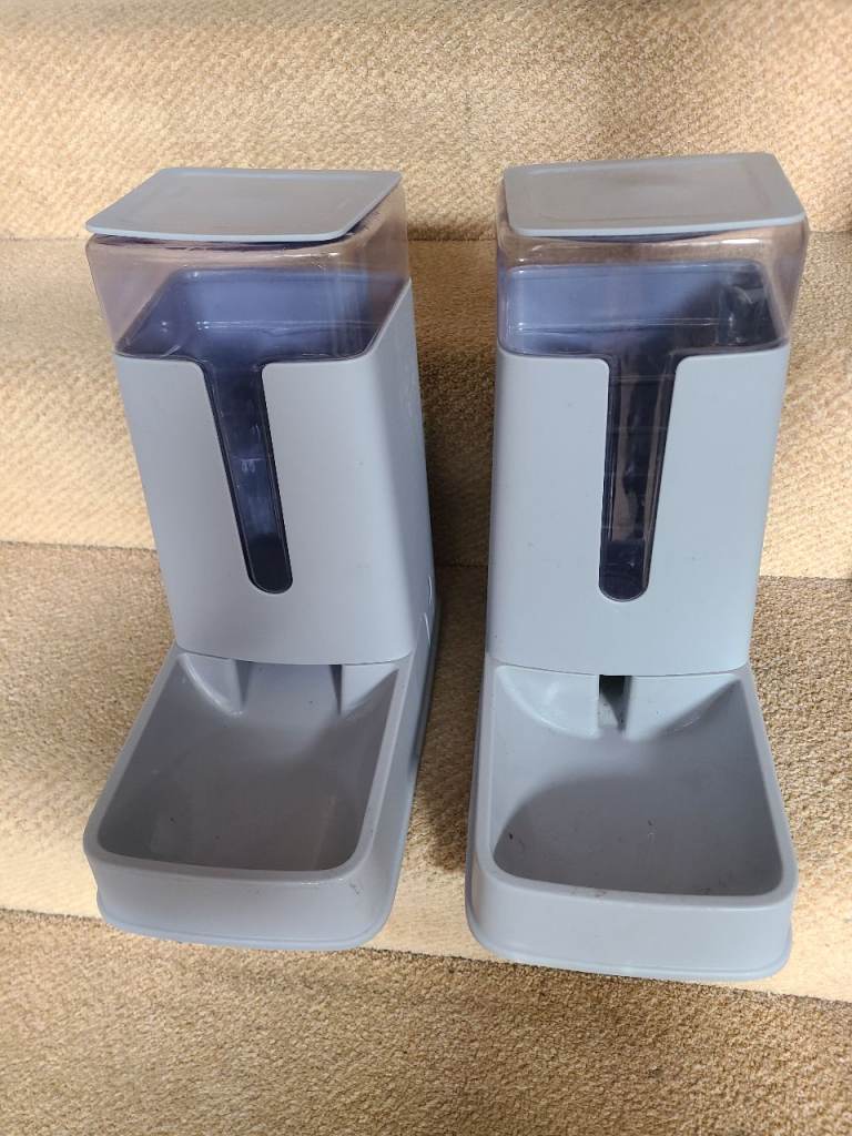 Automatic pet feeders 