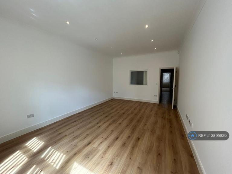 1 bedroom flat in Dwight Road, Watford, WD18 (1 bed) (#2895829)