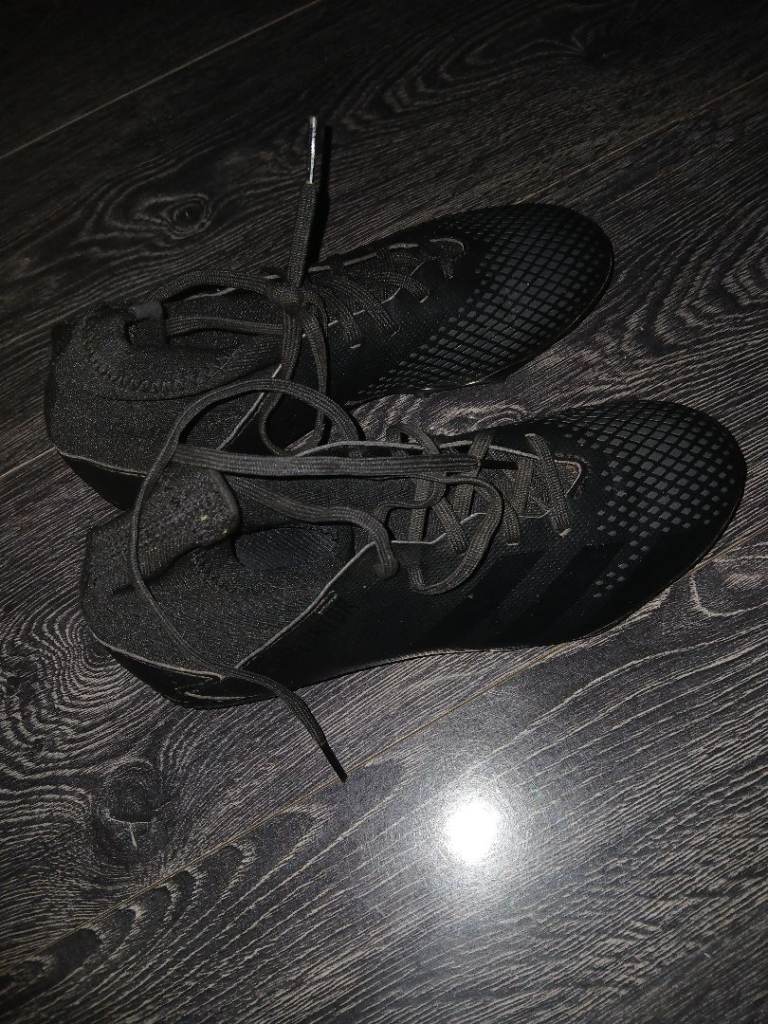 Adidas football boots juniour size 4