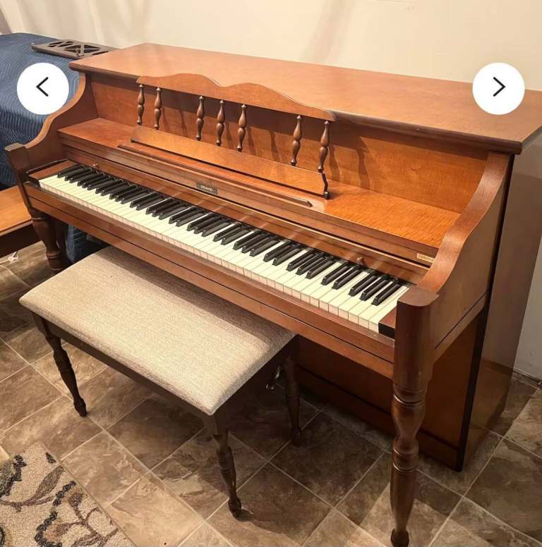 FREE TO COLLECT Vinage piano 