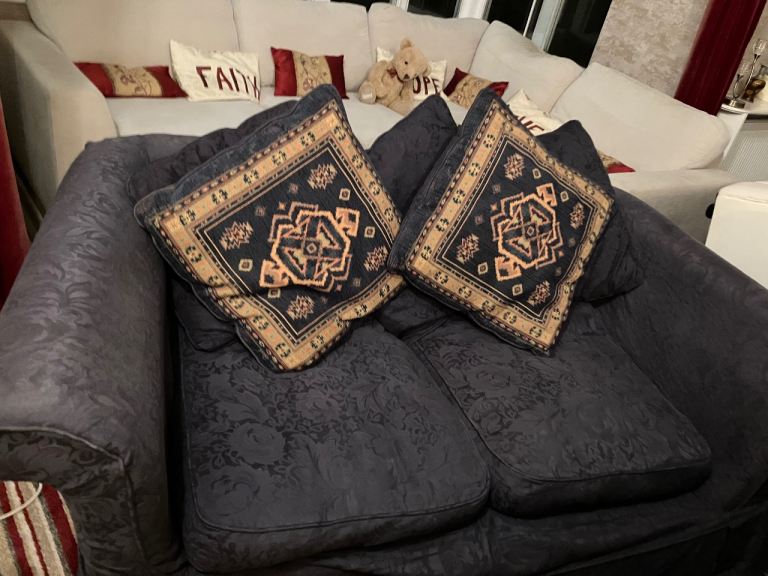 2 blue sofas 1 red sofa