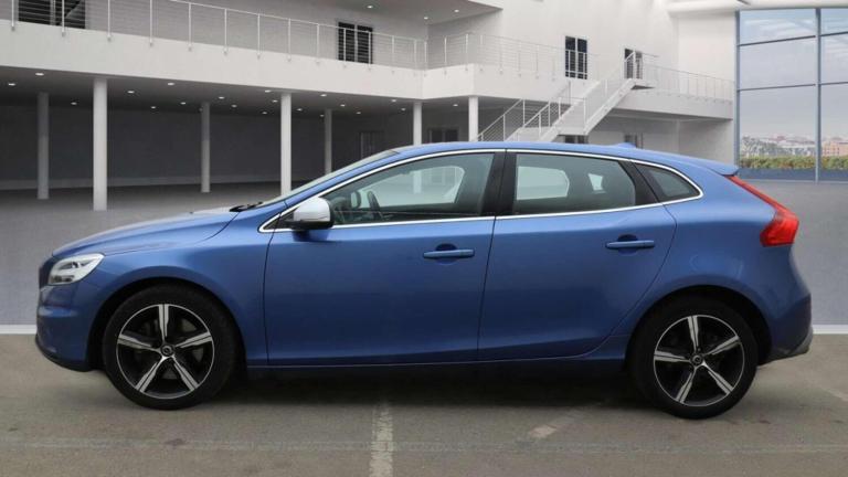 2018 Volvo V40 T2 [122] R DESIGN Nav Plus 5dr Geartronic HATCHBACK PETROL Automatic