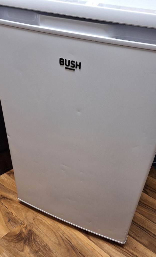 Under counter fridge in excellent condition 