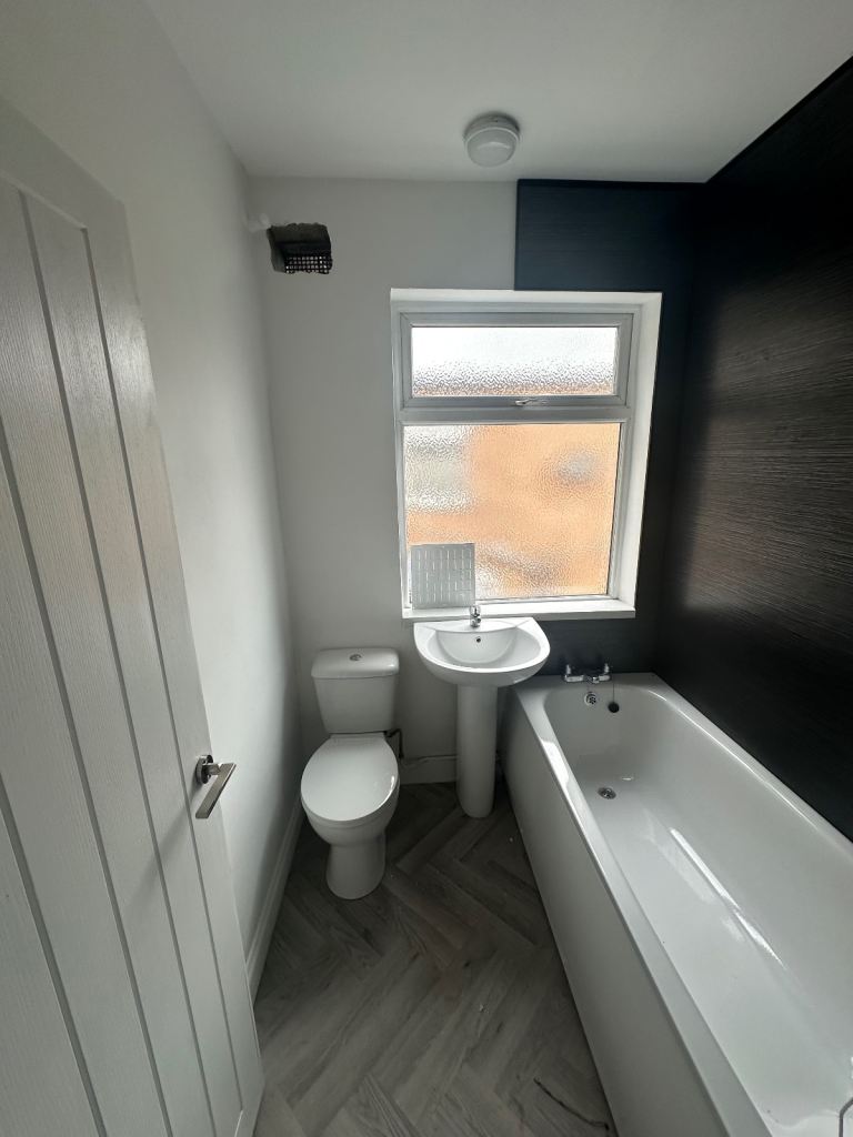 Spacious 2 bed flat in Romford part dss welcome 