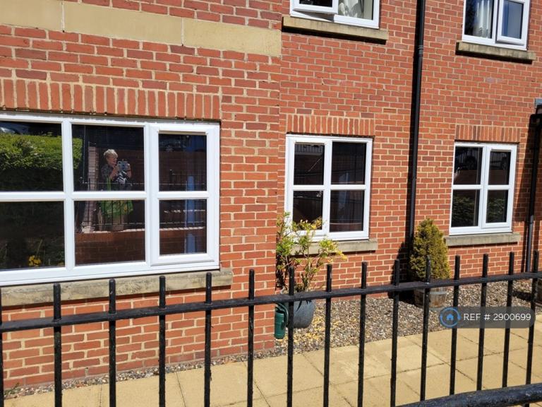 2 bedroom flat in Edgewood, Scarborough, YO11 (2 bed) (#2900699)