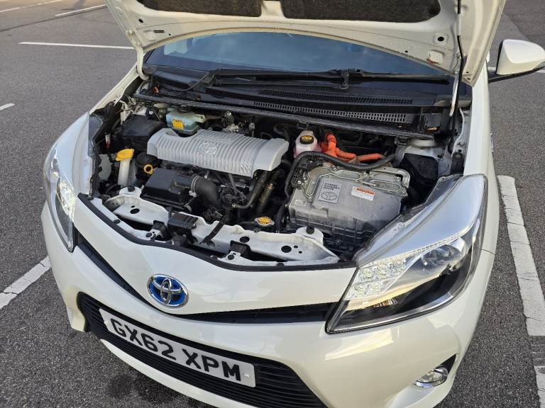 Automatic Toyota Yaris hybrid 1.5 VVT-CVT,5 Hatchback Petrol/Electric