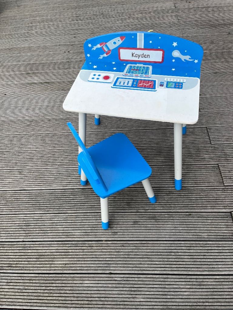 Kids table & chair 