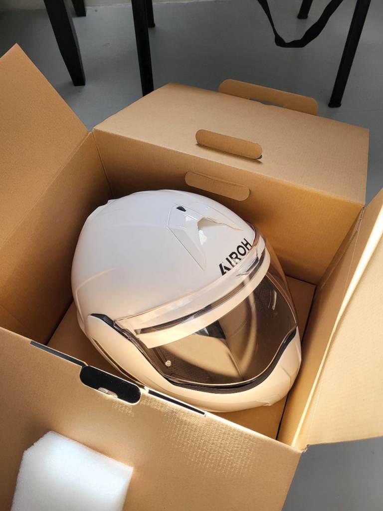👉 Airoh Motorcycle Helmet White XL – Brand New Boxed – £200 Retail