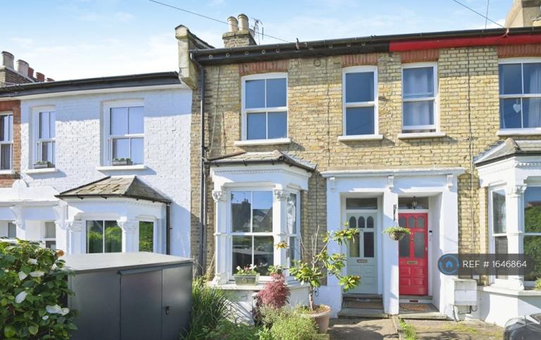4 bedroom house in Gordon Hill, Enfield, EN2 (4 bed) (#1646864)