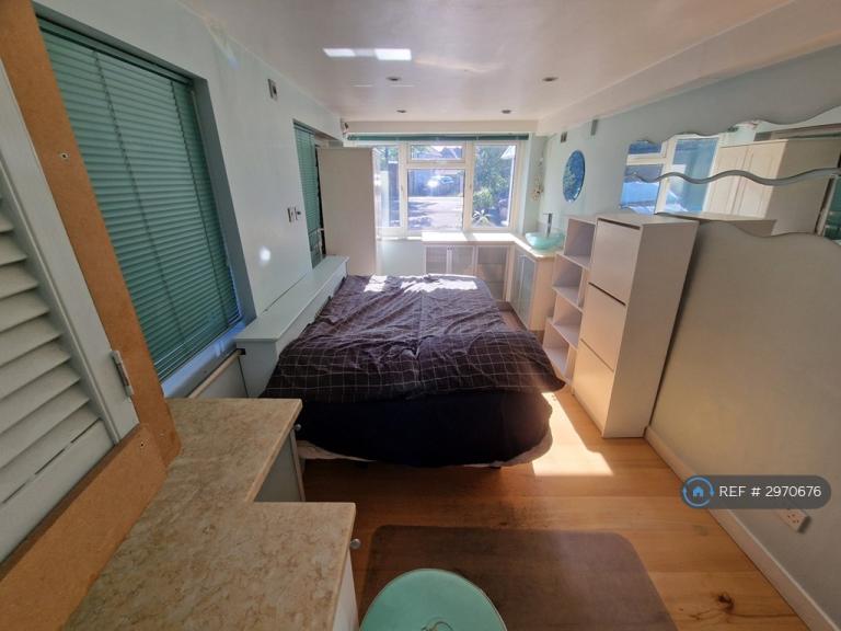 1 bedroom in Poplar Road South, London, SW19 (#2970676)