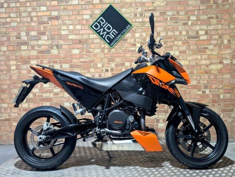 KTM 690 DUKE ONLY 1724 MILES. SERVICE INCLUDED IN THE ASKING PRICE.