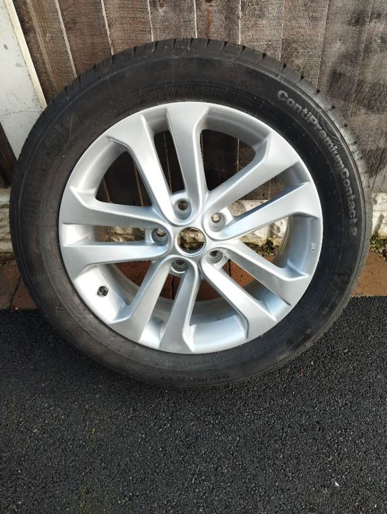 Nissan Quashqi full size wheel.