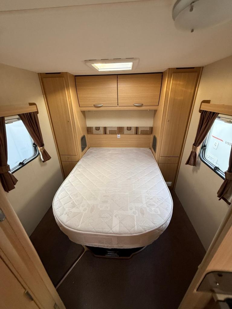 Abbey Vogue 2 610 Twin Axle Rear Island Bed Middle Bathroom