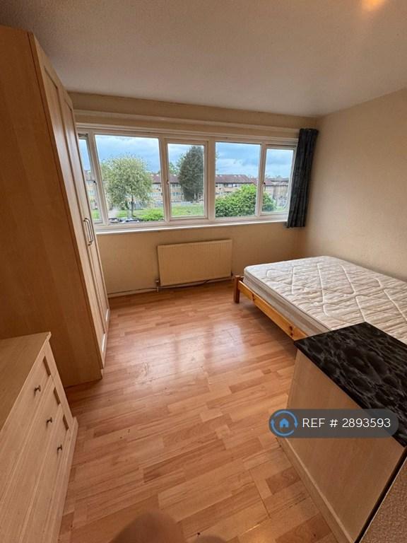 5 bedroom house in Conniburrow Boulevard, Milton Keynes, MK14 (5 bed) (#2893593)