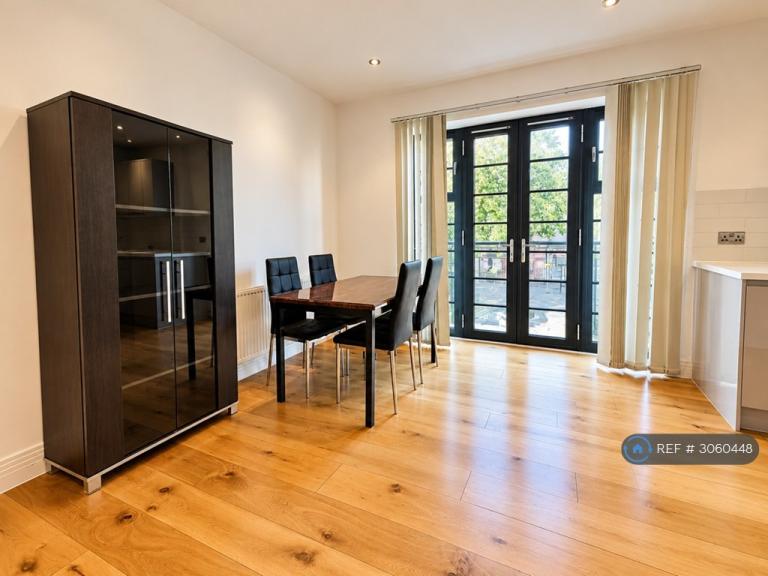 2 bedroom flat in Mercury House, Feltham, TW13 (2 bed) (#3060448)