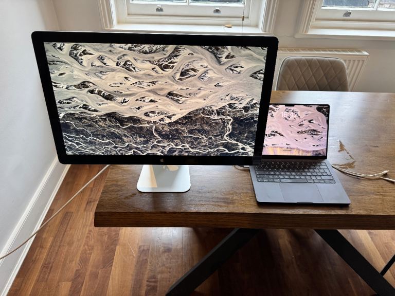Apple 27” LED Cinema Display A1316 Mini DisplayPort - Used