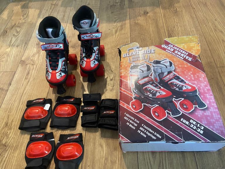 Roller quad skates adjustable with protective pads 