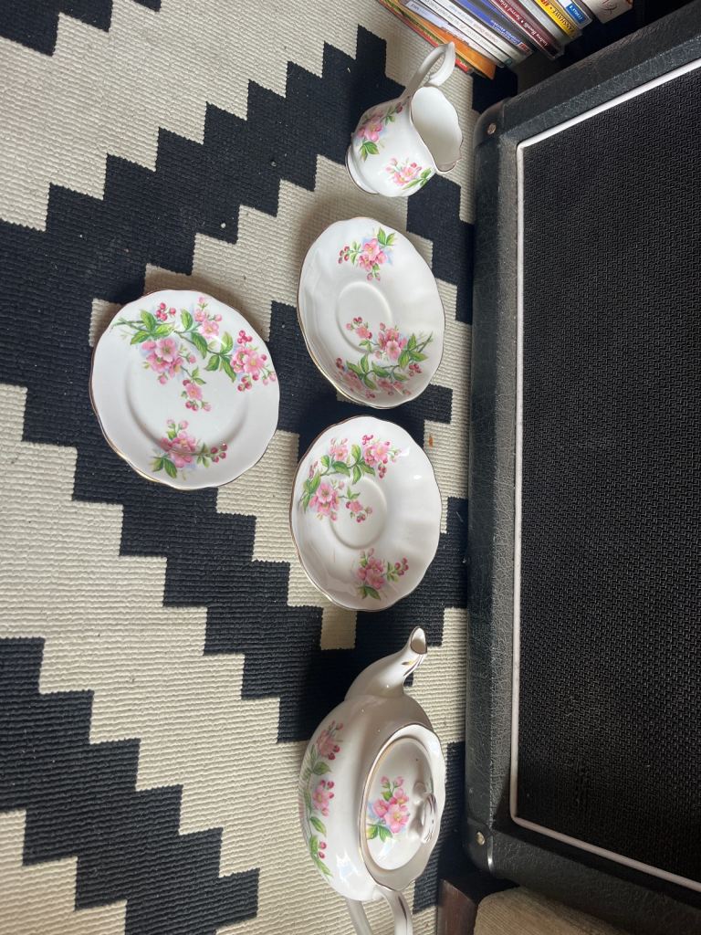 Royal Albert Bone China -5 pieces