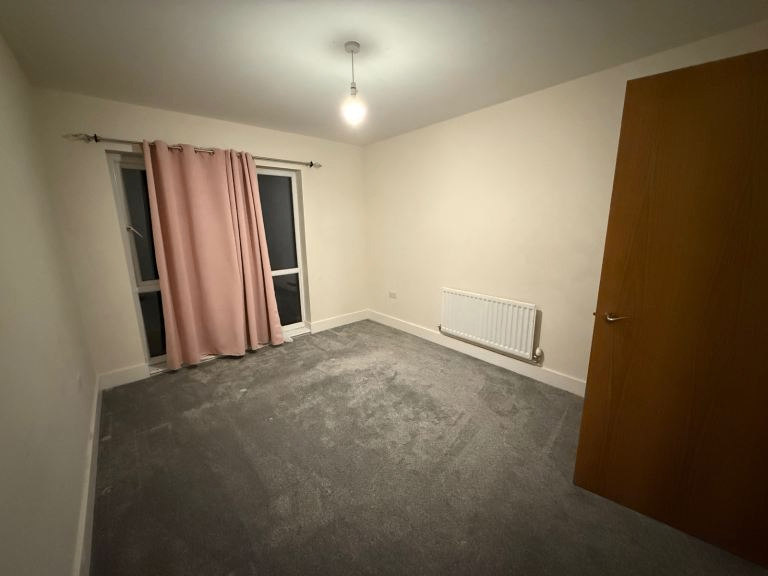 Spacious & Cosy Double Room For Rent AT CR4 4FN