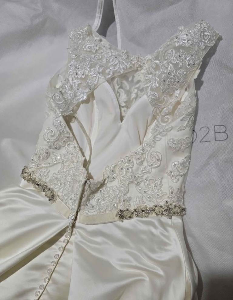Gorgeous ivory wedding dress (size 10)