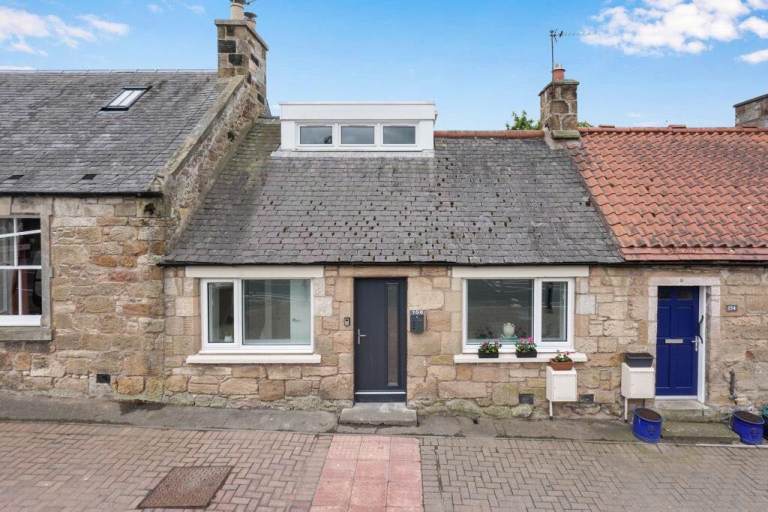 3 bedroom mid terrace house for holiday rent