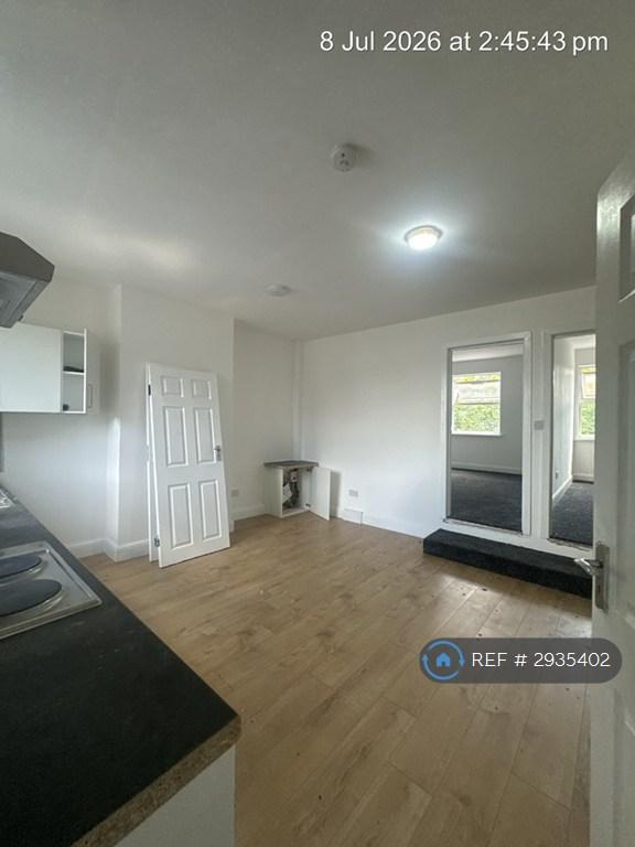 2 bedroom flat in Wood Lane, Dagenham, RM8 (2 bed) (#2935402)