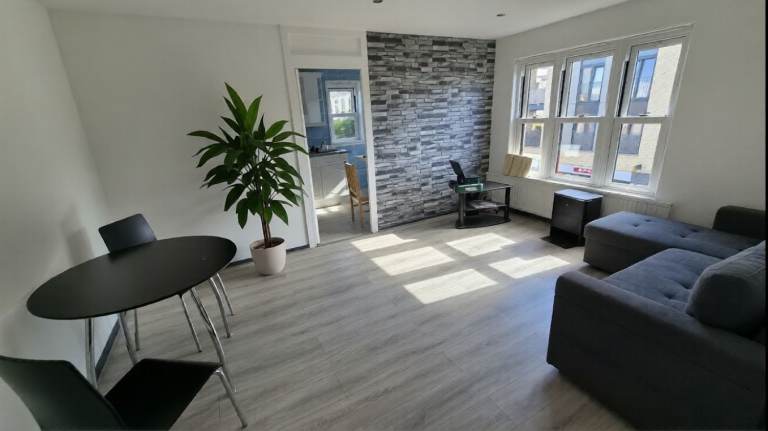  1 bed flat, Zone 2, 12 min from Oval £ 1950