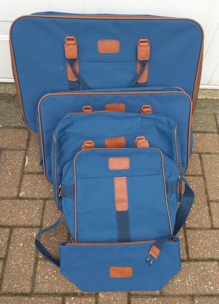 A SET OF MATCHING TRAVELLING BAGS AND MATCHING WASH BAG