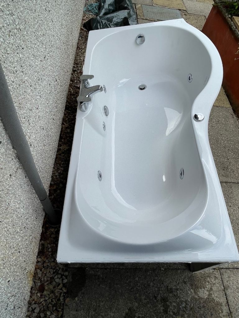 Whirlpool Bath with Front Panel, Taps and Shower Screen. EVANTON