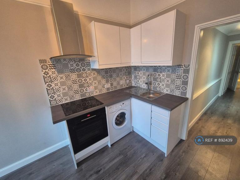 1 bedroom flat in Trinity Crescent, Edinburgh, EH5 (1 bed) (#892439)