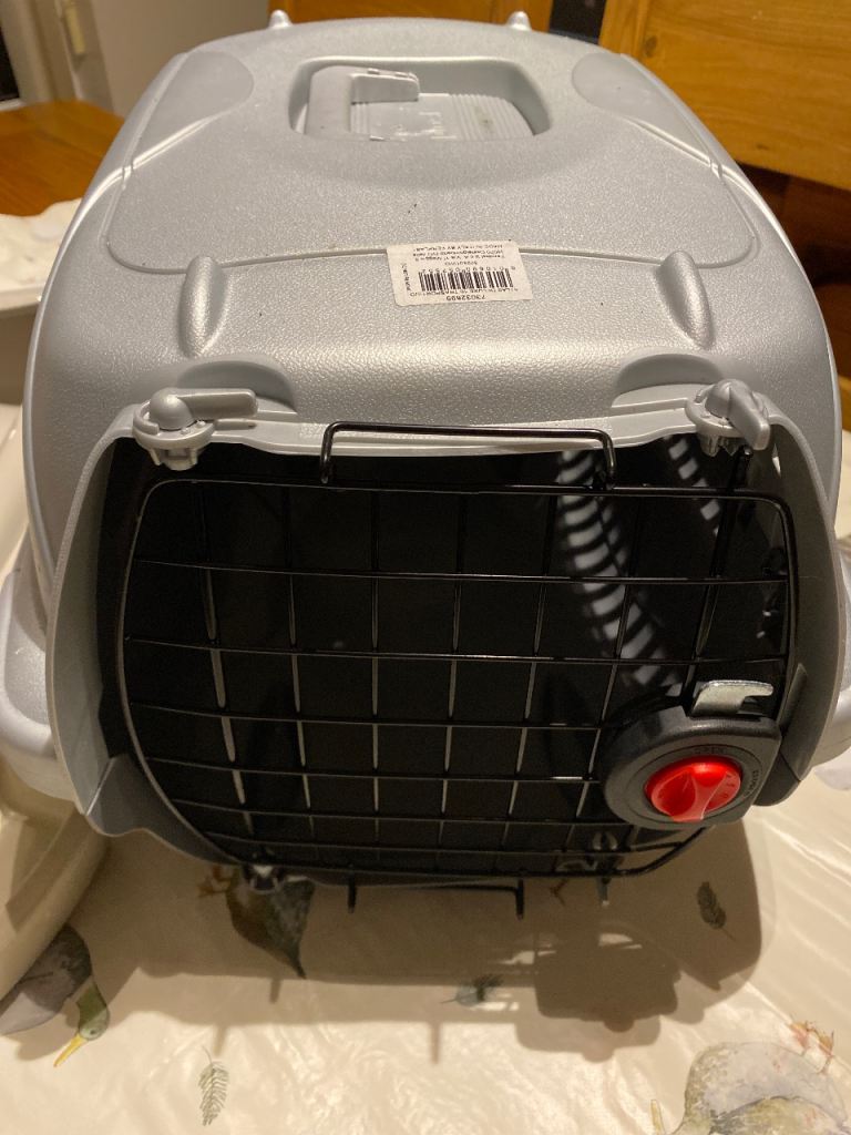 Pet carrier and cat grit tray