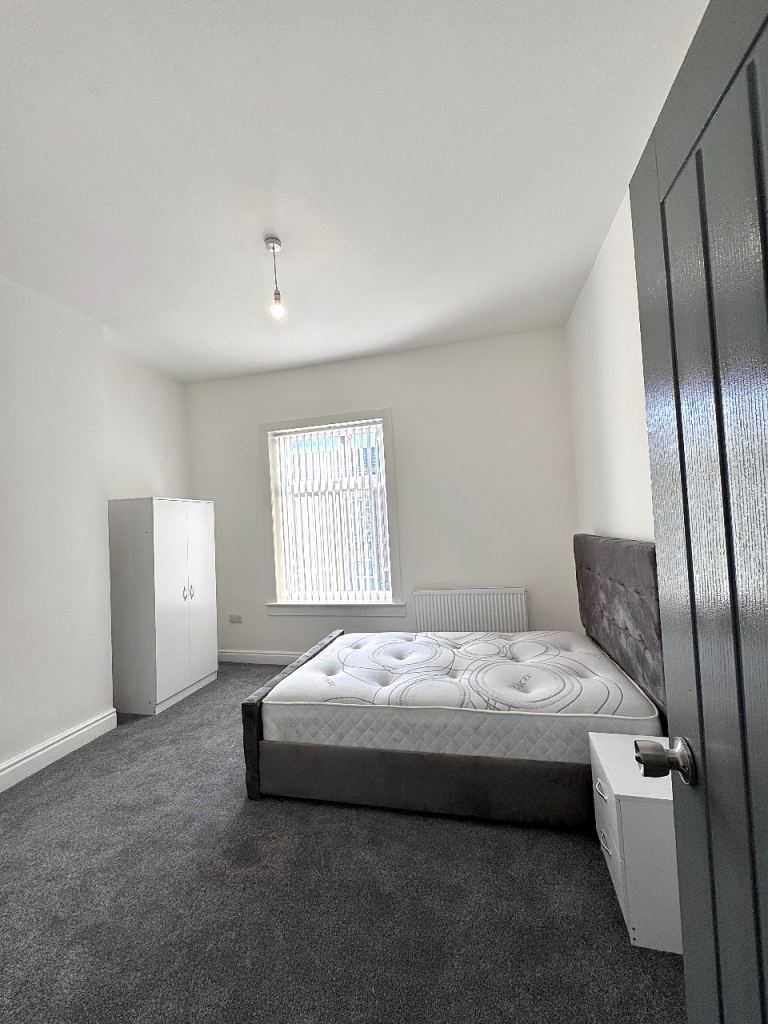 NEWLY REFURBISHED DOUBLE ROOMS TO LET