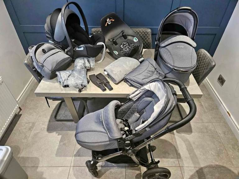 Egg Pram and Pushchair Travel System with Car Seat and Isofix Base