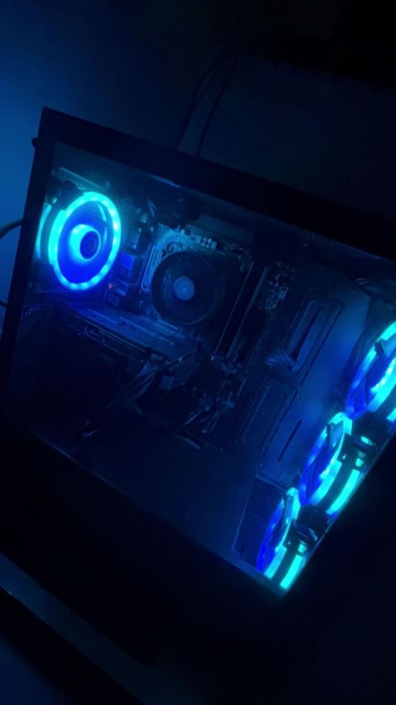 GAMING PC WITH MONITORS