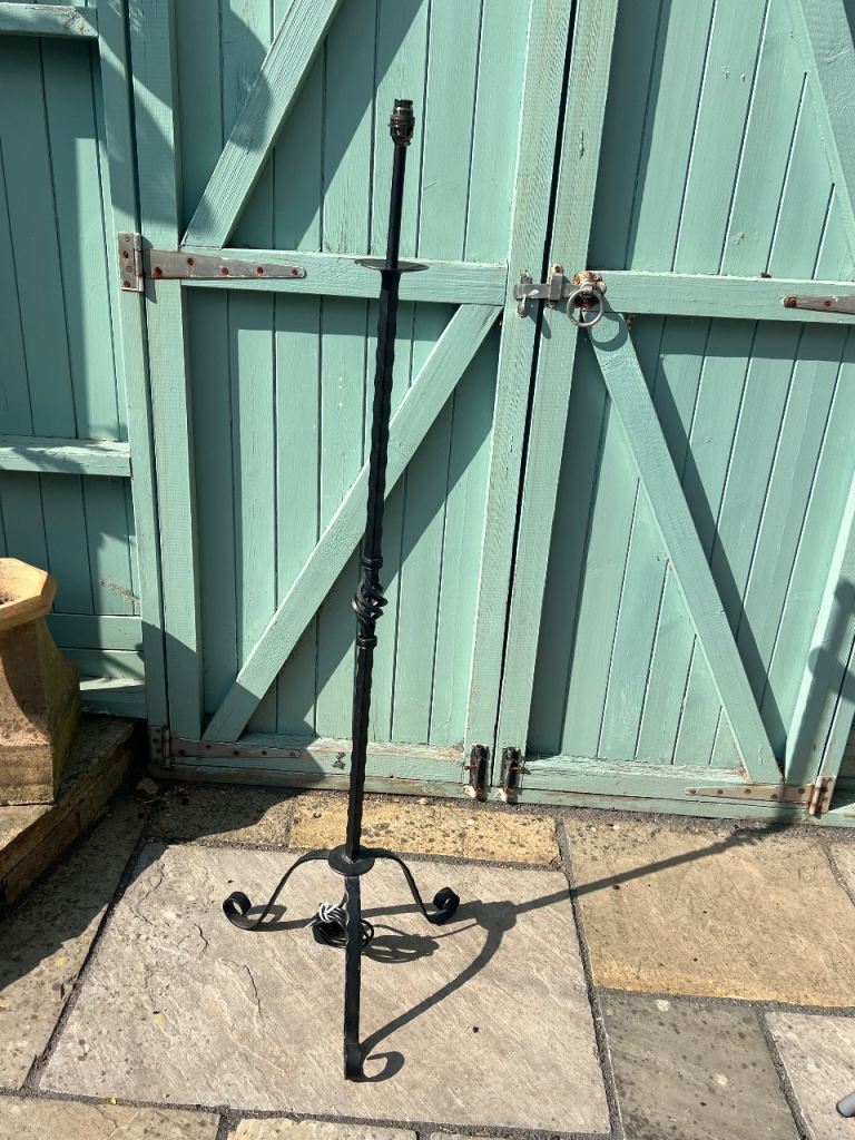 VINTAGE STURDY WROUGHT IRON STANDARD FLOOR LAMP HAMMERED EFFECT WITH KNOT DETAIL & FEET
