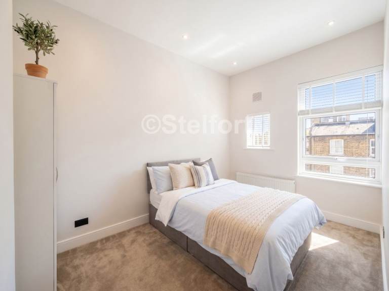 2 bedroom flat in Friern Barnet Road, London, N11