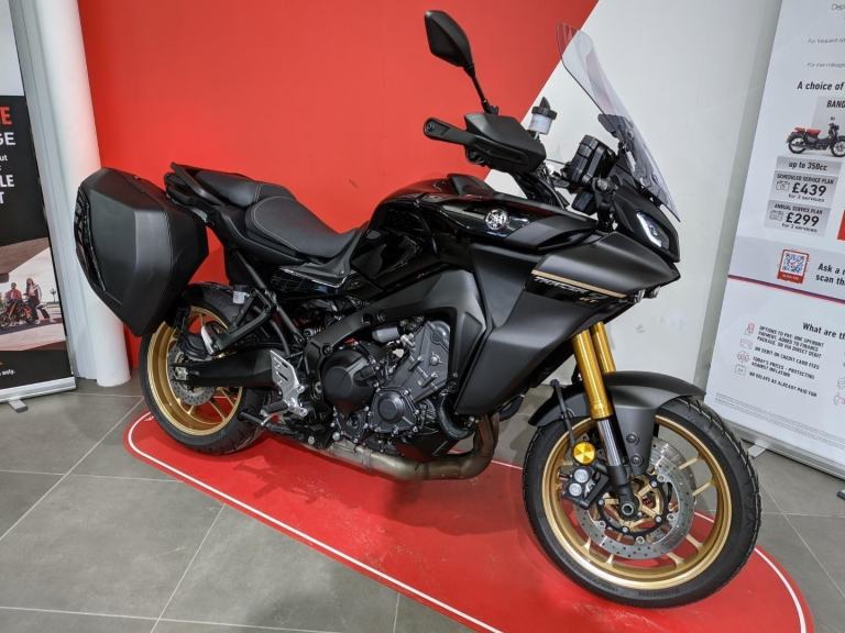 2025 YAMAHA TRACER 900 GT 9 GT BLACK GOLD WHEELS PANNIERS ONLY 285 MILES