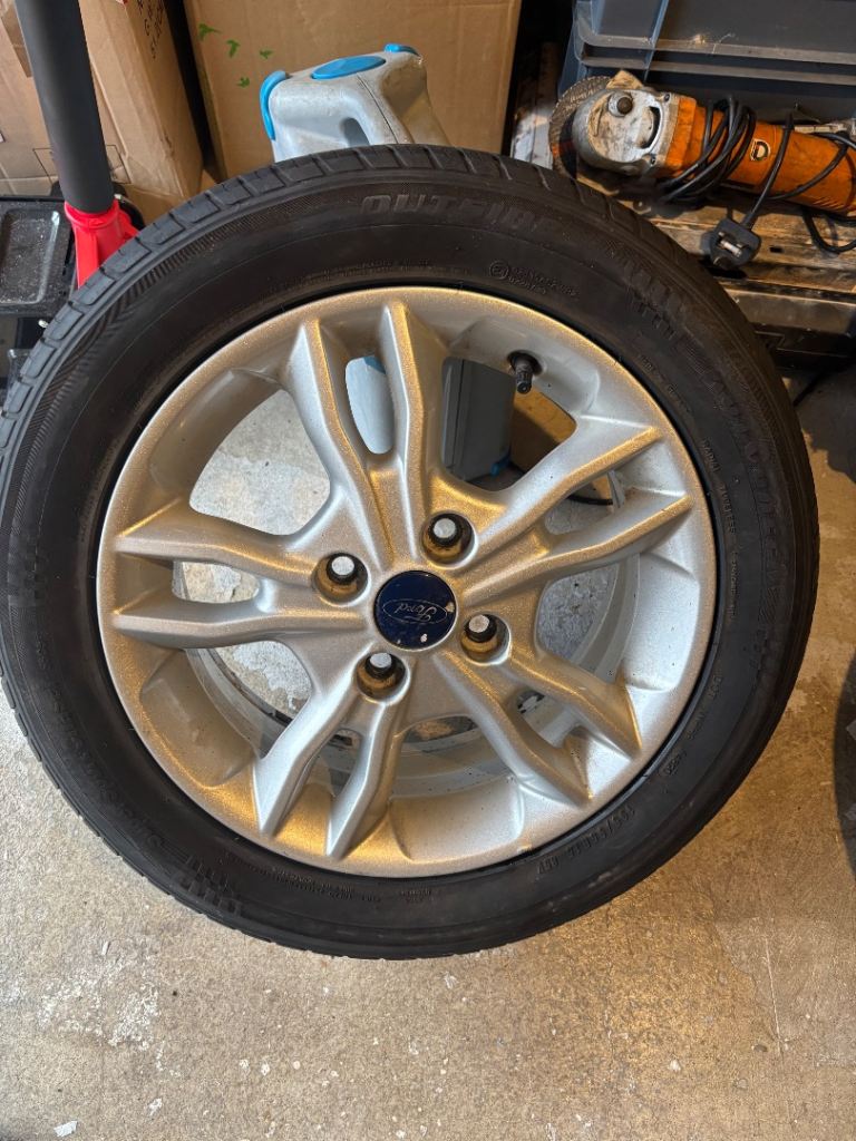 Ford Fiesta alloys 15 inch Tyres flat