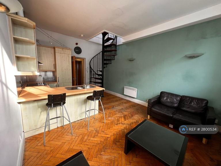 1 bedroom flat in Eastgate, Leeds, LS2 (1 bed) (#2800534)