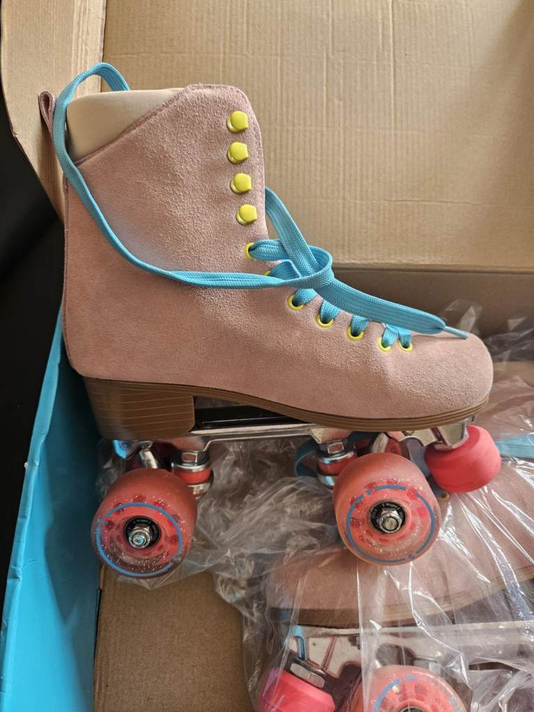 Story retro rollerskates