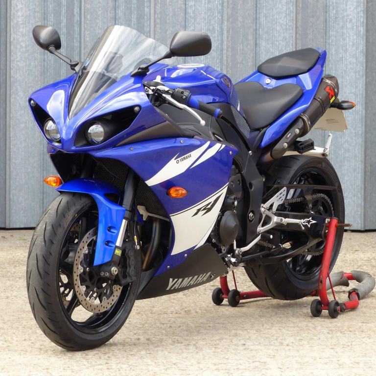 2009 YAMAHA YZF-R1 CROSSPLANE – ÖHLINS, MCT FORK KIT, AKRAPOVIC CANS.