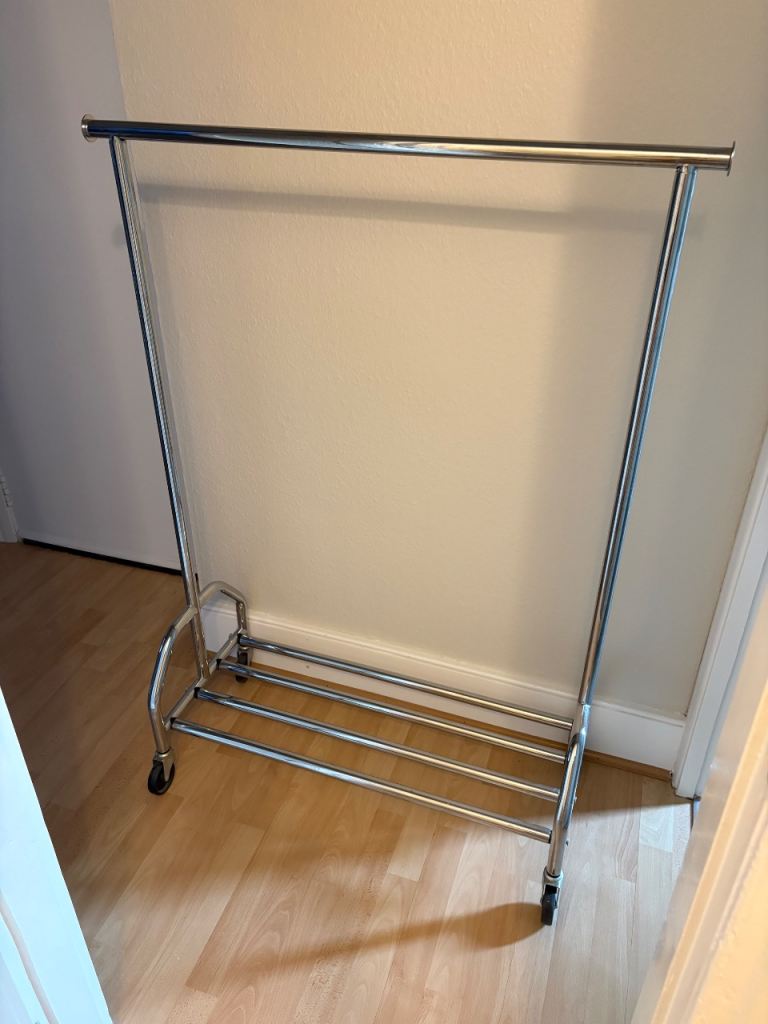 Clothing rack in great condition 