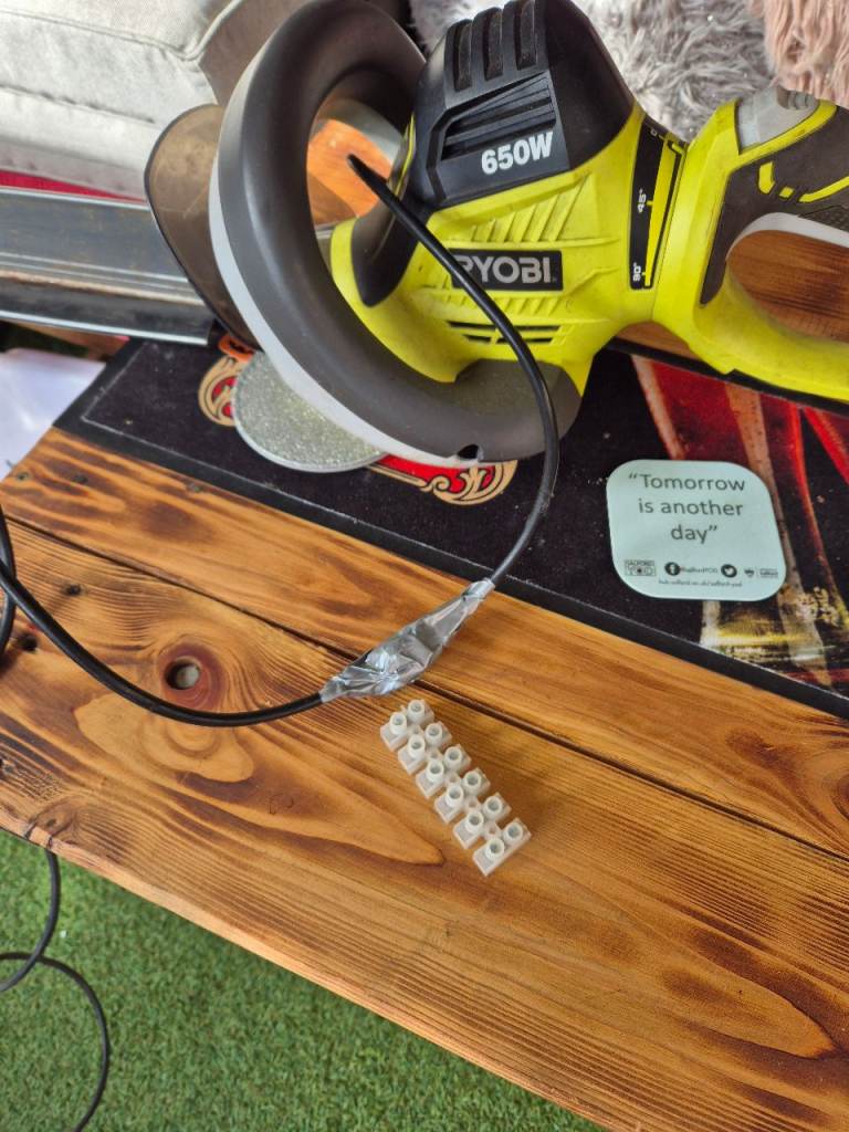 Electric hedge trimmer ryobi