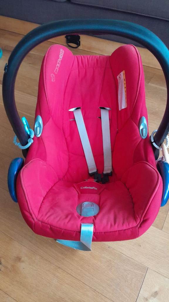 Maxi Cosi Pebble 0-1yr baby car seat carry cot with isofix unit