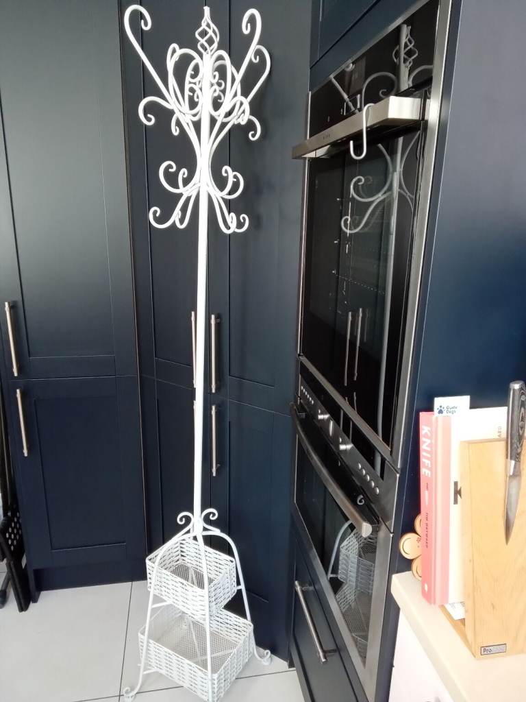 White metal coat stand with 2 storage baskets