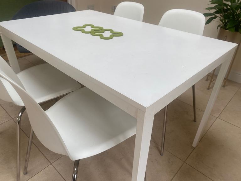 Dining Table extendable with 4 chaird