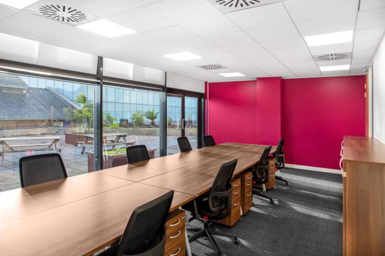 Jersey - JE2 3AS \ Large Office for Rent Customisable for 10 Desks