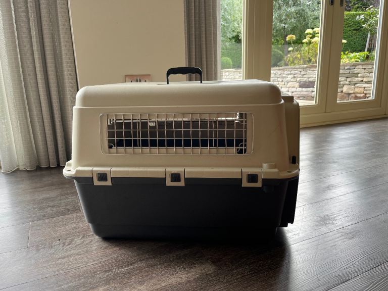 Dog travel / airline crate (50 x 50 x 60cm)