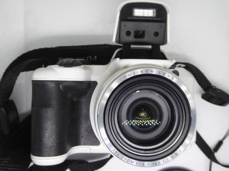 Fujifilm S8650 16mp 36 x zoom white