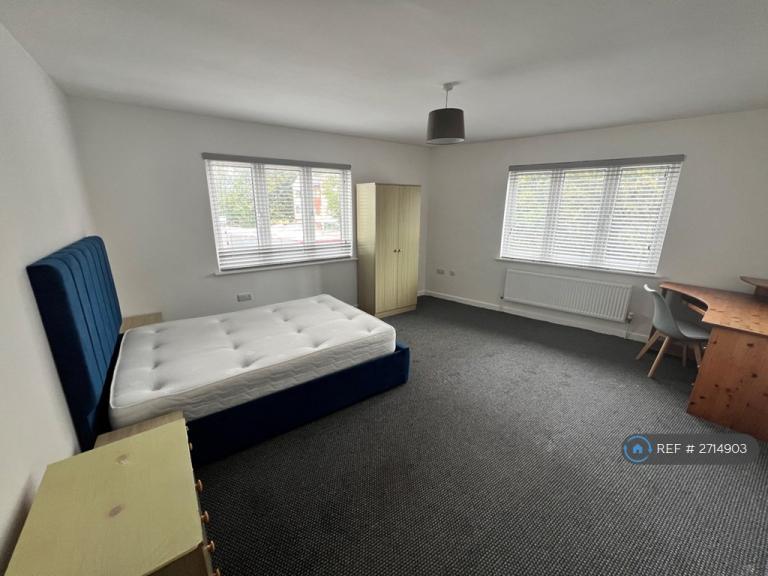 5 bedroom flat in County Road, Ormskirk, L39 (5 bed) (#2714903)